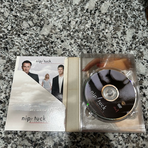 THE COMPLETE NIP/TUCK SEASONS 1 AND 2 - Picture 7 of 12